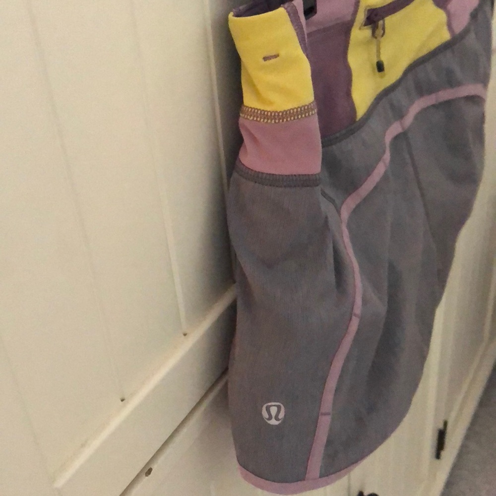 🆕 LULULEMON SHORTS - Picture 3 of 4